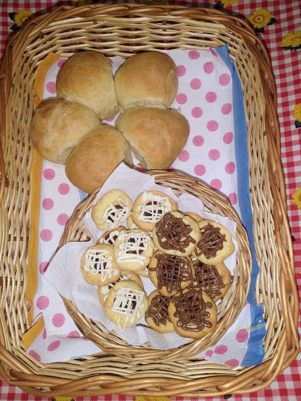 Canasta con pancitos caseros y galletitas con chocolate