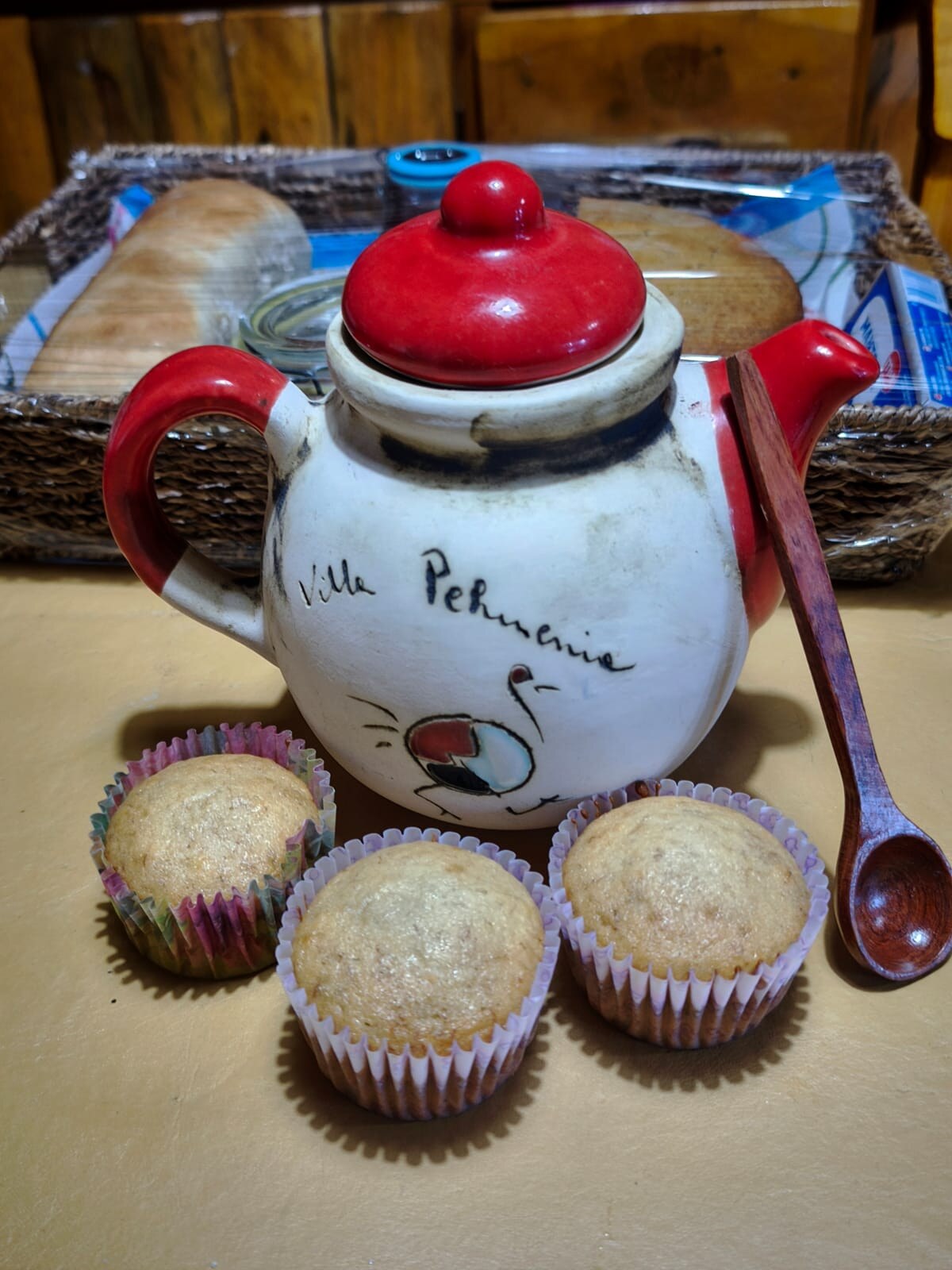 Tetera de cerámica pintada «Villa Pehuenia» con muffins caseros